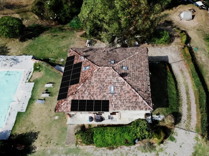 La stessa casa ricostruita in 3D dal rilievo con drone, con i pannelli fotovoltaici posizionati sulle falde
