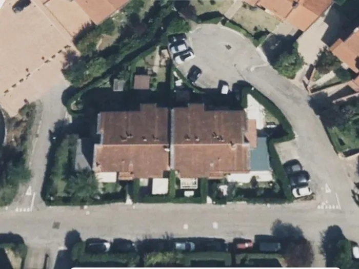 Vista satellitare del tetto: piatta, vecchia e senza la pendenza reale